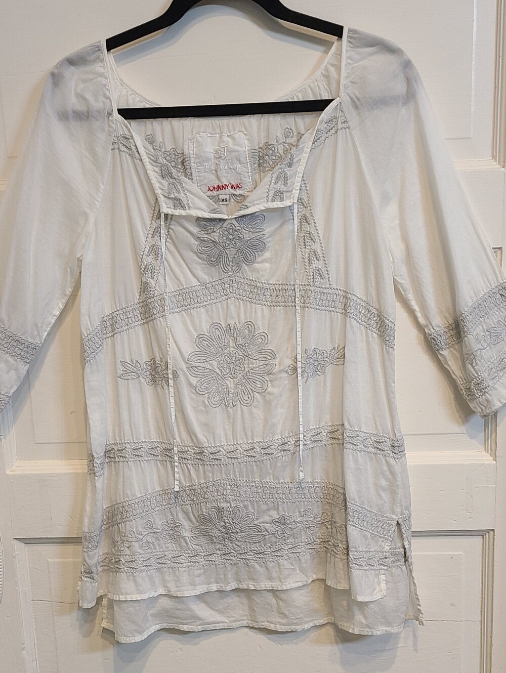 Johnny Was White Tunic with Gray Floral Embroidery Size Xs
